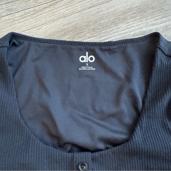Alo Yoga Blissful Henley Bra Top Black
Size S - Picture 4 of 6